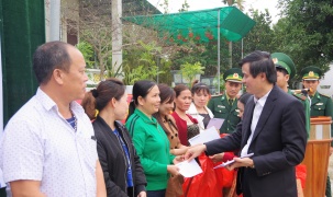 Tạp chí Cộng sản tặng hơn 250 suất quà cho ngư dân Nghệ An 
